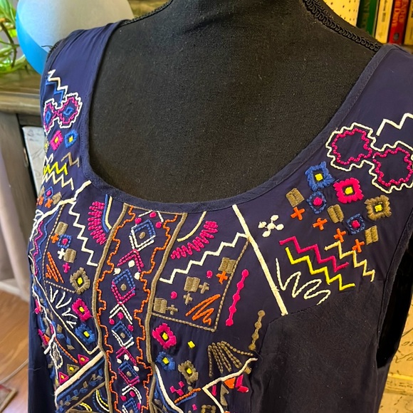 LOVE ON A HANGER EMBROIDERED FRONT ASYMMETRICAL TANK TOP BLUE MULTI PLUS SIZE 1X - Picture 3 of 12